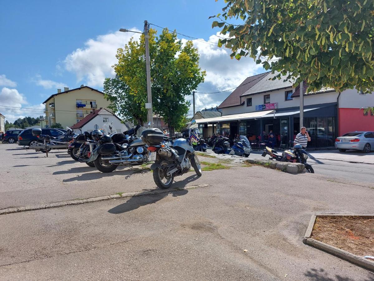 Guesthouse Pink Panther Udbina Eksteriør billede